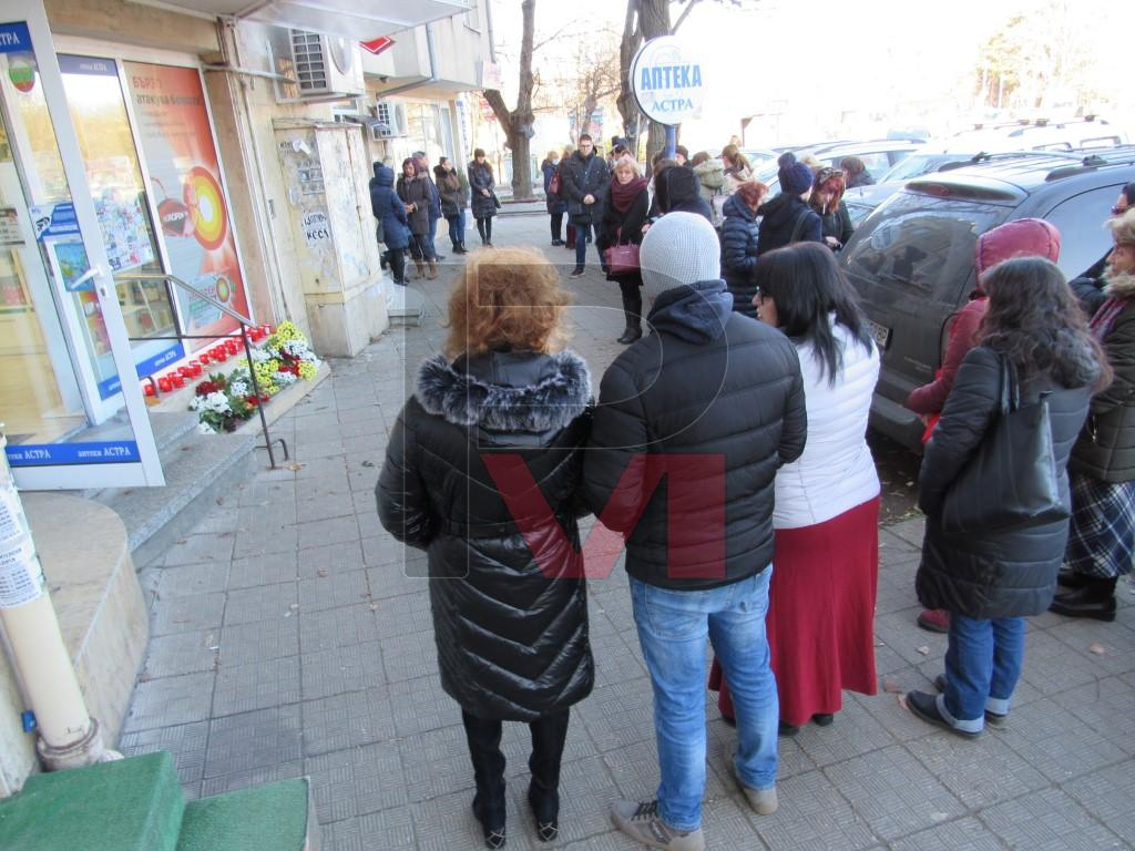 Потресени русенци се събраха пред една от аптеките на жестоко убитата Ери Πexливaнян, а полицаи... ВИДЕО