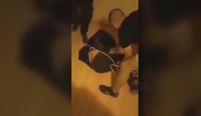 Син на полицай снима как бият и ритат отвлечен младеж в Своге, а после... ВИДЕО 18+