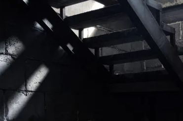 Съпрузи откриха тайни стълби под пода на дома си, а когато слязоха по тях...