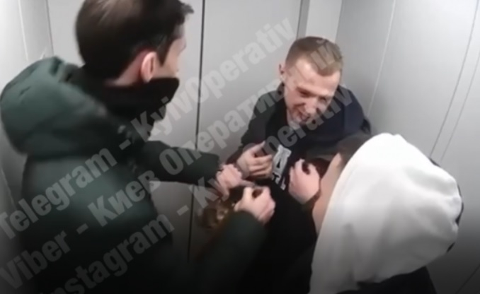 Идиоти решиха да тестват лютив спрей в асансьор и си изпатиха ВИДЕО