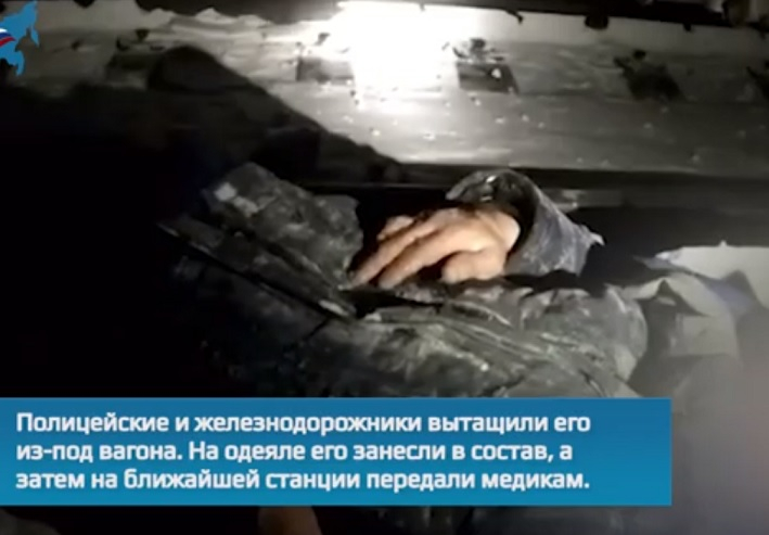 Влак мина през пиян руснак, на него му няма нищо ВИДЕО