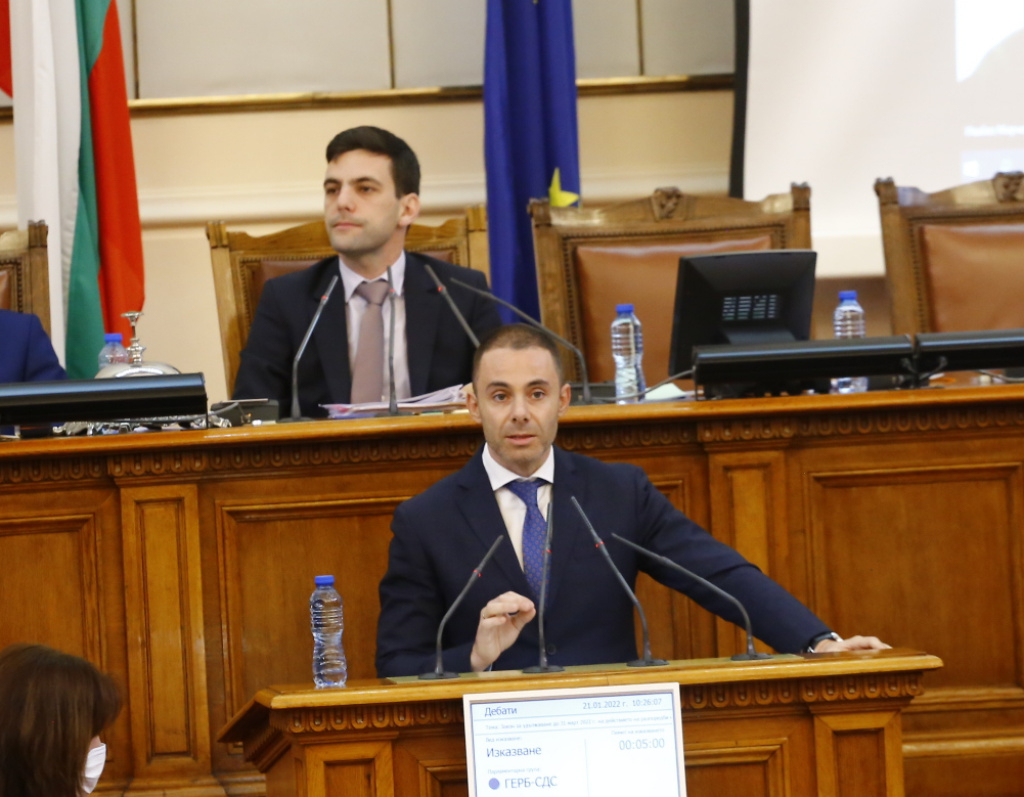 Тошко Йорданов и Деси Атанасова се сджафкаха в парламента, намесиха татусите а Слави