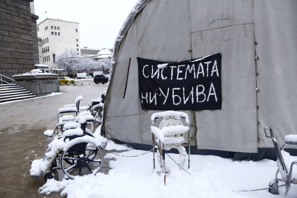 Потрес! Центърът на София заприлича на кочина! СНИМКИ