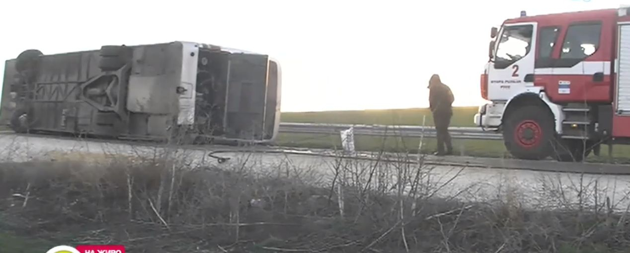 Много лоши новини от преобърналия се край Русе автобус ВИДЕО