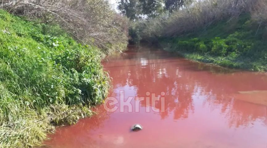 Паника! Река потече с червени води, мирише на кръв СНИМКИ