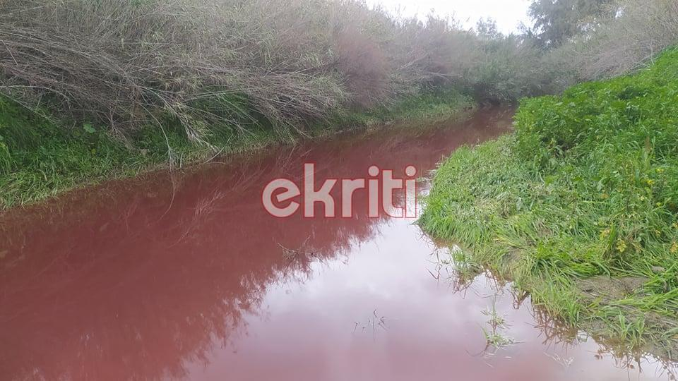 Паника! Река потече с червени води, мирише на кръв СНИМКИ