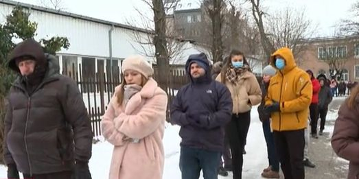 Огромни опашки се извиха пред "Пирогов" след спешния призив на здравното заведение ВИДЕО