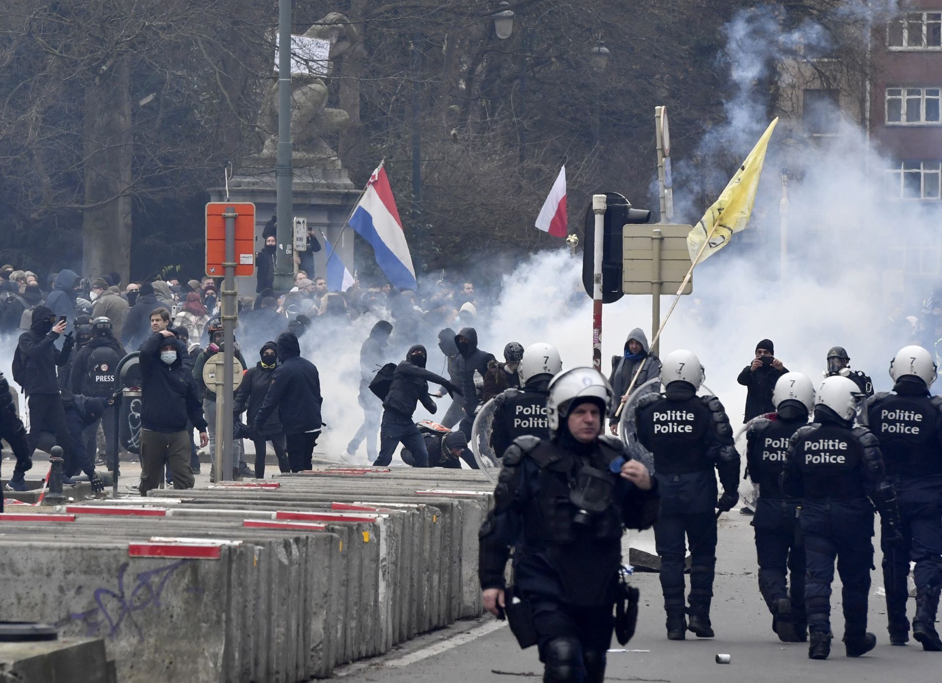 50 хил. тълпа излезе на протест срещу К-19 мерките в Брюксел, полицията реагира брутално ВИДЕО