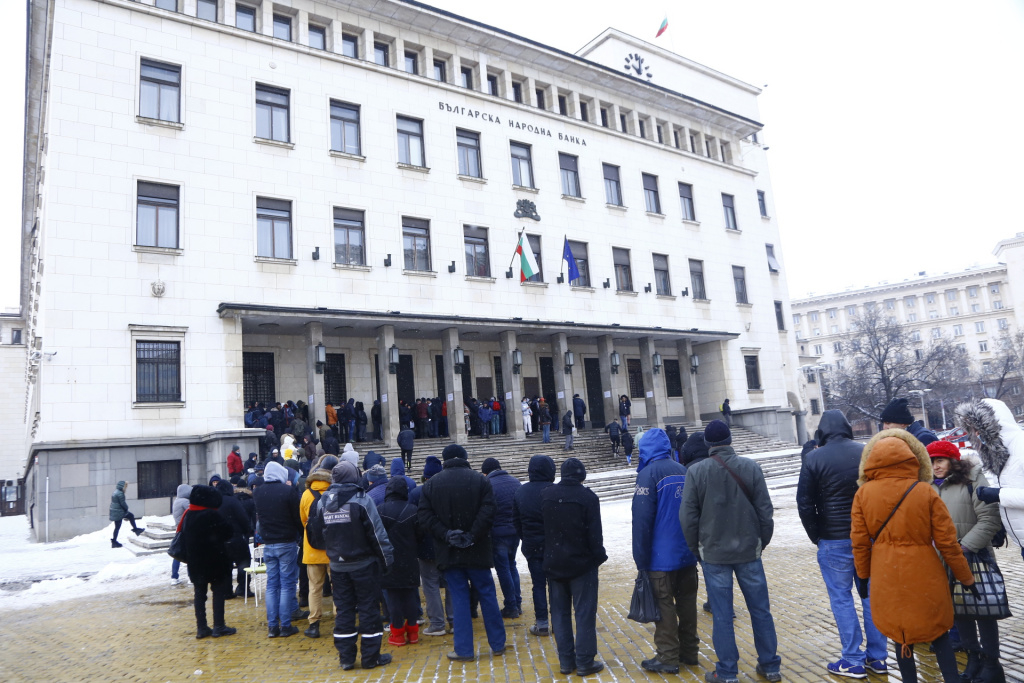 Огромна опашка се изви пред БНБ в ранни зори заради Стоянка Мутафова СНИМКА
