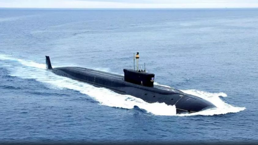 Руска подводница се появи под британска фрегата и стана интересно