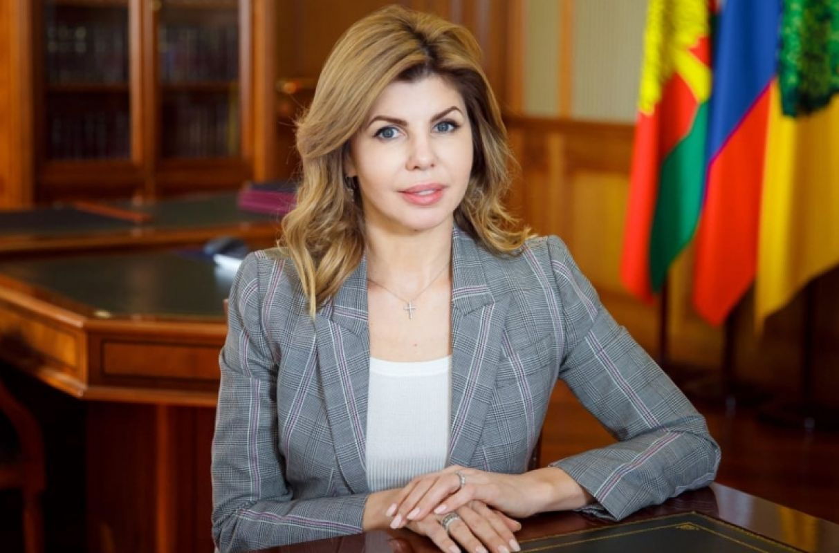 Красива кметица така напсува шефове на фирми за чистота, че градът блесна за нула време ВИДЕО