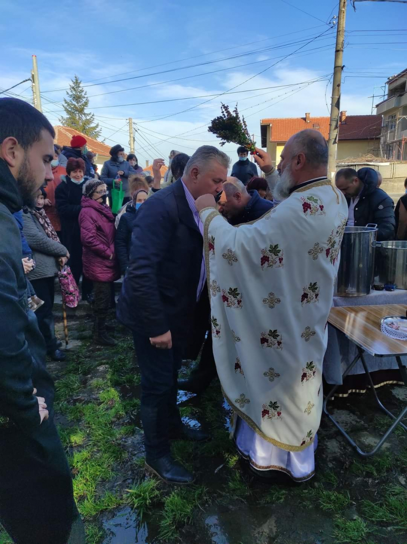 Народът скочи на кмета на село Лозен заради тока и боклука