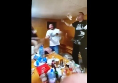 Служители на Рашков ли мятат пачки във ВИДЕО с бясна чалга? 