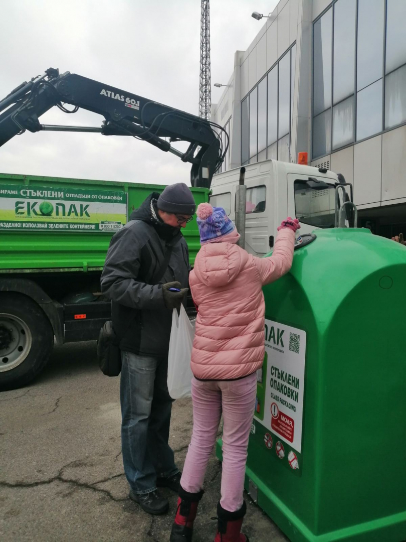 Близо 2 тона стъкло събра кампанията на ЕКОПАК и пързалка „Юнак“ „RE-спортувай: Стъкло за кънки“   