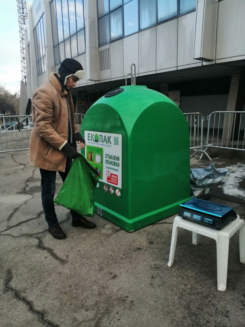 Близо 2 тона стъкло събра кампанията на ЕКОПАК и пързалка „Юнак“ „RE-спортувай: Стъкло за кънки“   