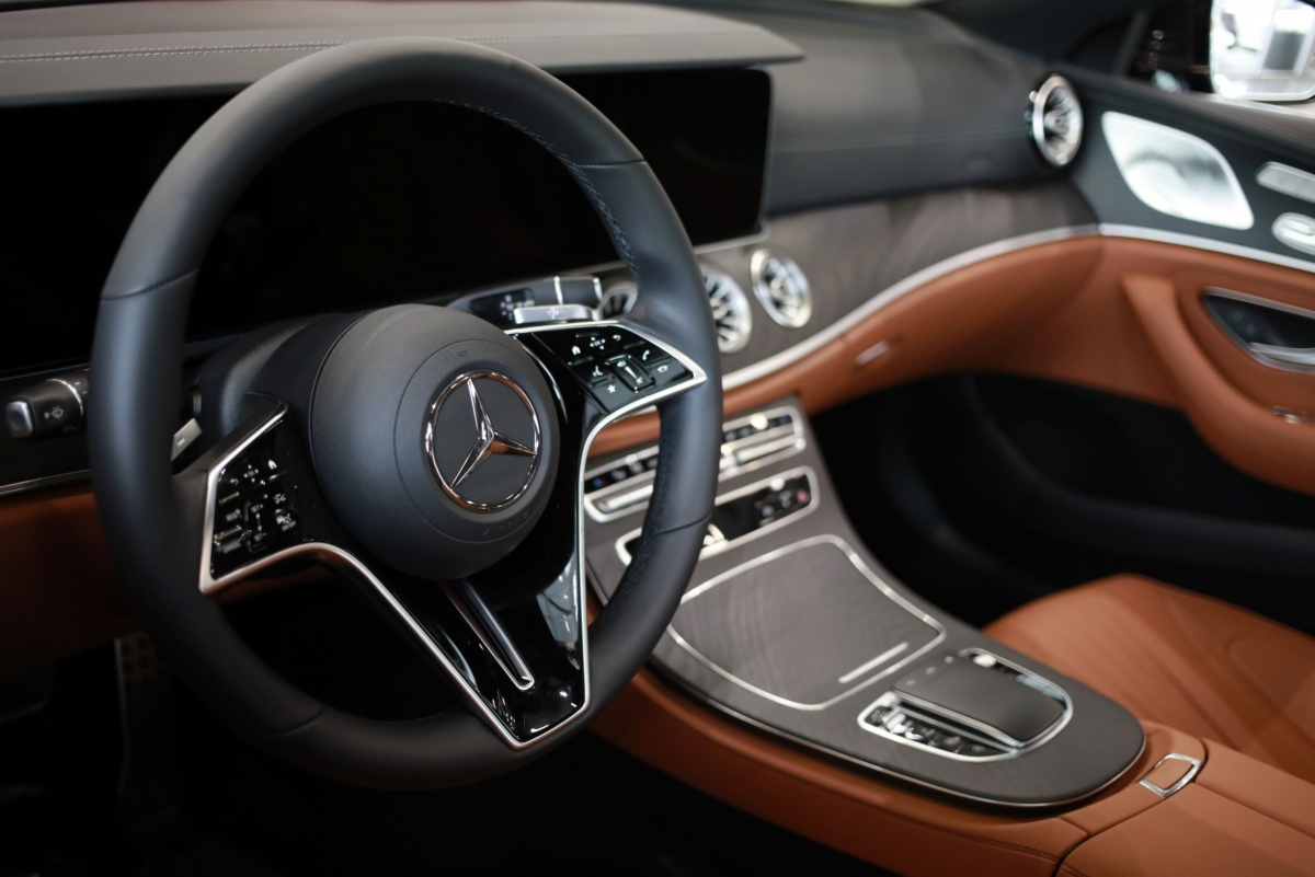 От днес производителят на Mercedes сменя името си 