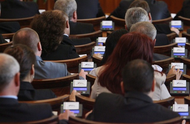Яростна свада в НС за компенсациите за скъпия ток, ето какво решиха