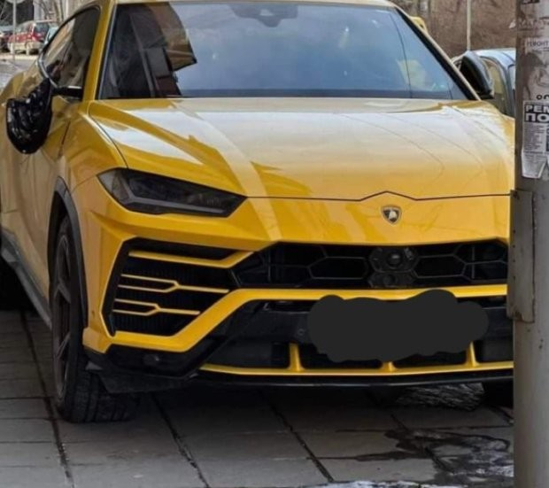 Минувачи наказаха лошо шофьор на нафукано Lamborghini в София