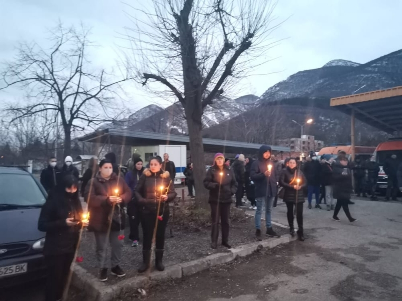 Пред болницата във Враца почерня от народ, хората искат... СНИМКИ 