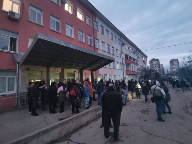 Пред болницата във Враца почерня от народ, хората искат... СНИМКИ 