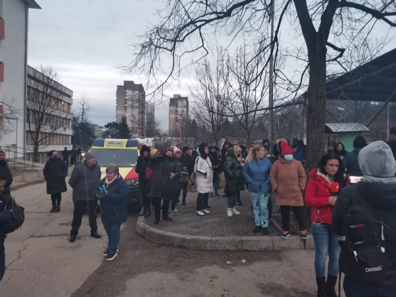 Пред болницата във Враца почерня от народ, хората искат... СНИМКИ 