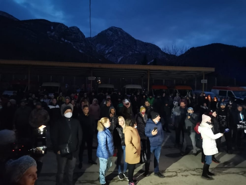 Пред болницата във Враца почерня от народ, хората искат... СНИМКИ 