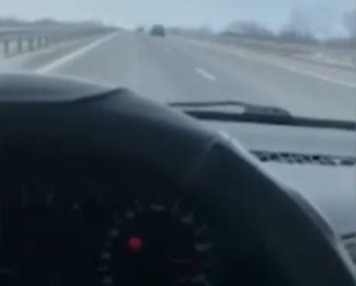 Наш шофьор фучи с 220 км/ч. в локалното на магистрала и се фука с ВИДЕО