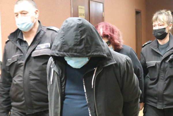 Пълен шаш! Черната вдовица се изправи пред съда в Пловдив и шокира всички с новата си визия ВИДЕО
