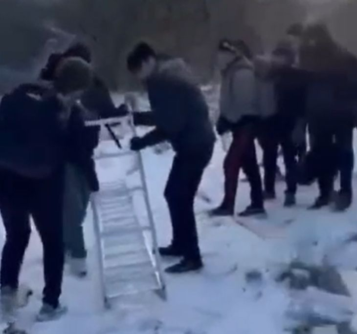 Това е наглост, Рашков спи ли! Мастит трафикант се пусна в Тик-Ток как минава границата ни с тумба бежанци ВИДЕО
