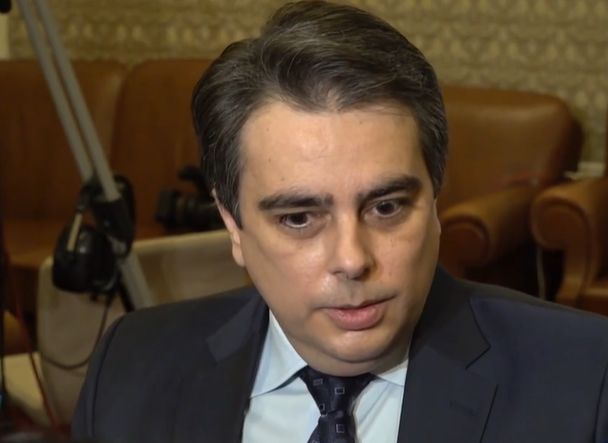 Асен Василев проговори дали шефът на НАП ще подаде оставка заради раздадените близо 32 млн. лева бонуси  ВИДЕО