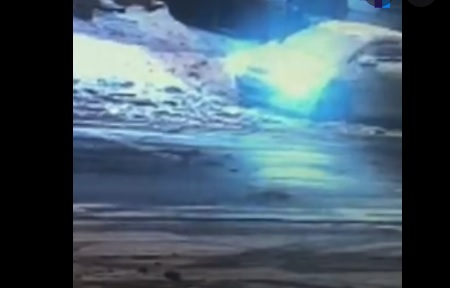 Шофьор измъкна автокрадец от движещ се автомобил ВИДЕО