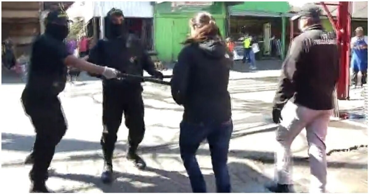 Зрелищен арест на заразена с коронавирус жена на пазар ВИДЕО