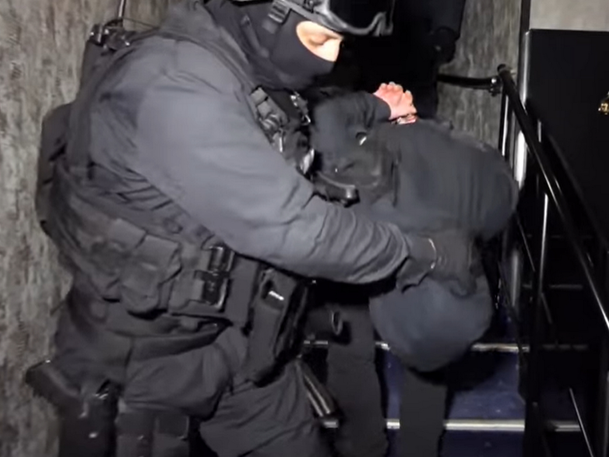 Зрелищна акция на ГДБОП и Жандармерията скова центъра на Бургас, има куп закопчани жени 