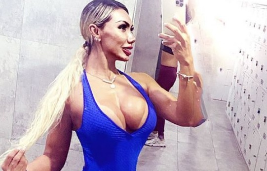 Разголена майка цъфна в училището на сина си, но бе порицана от... СНИМКИ 18+