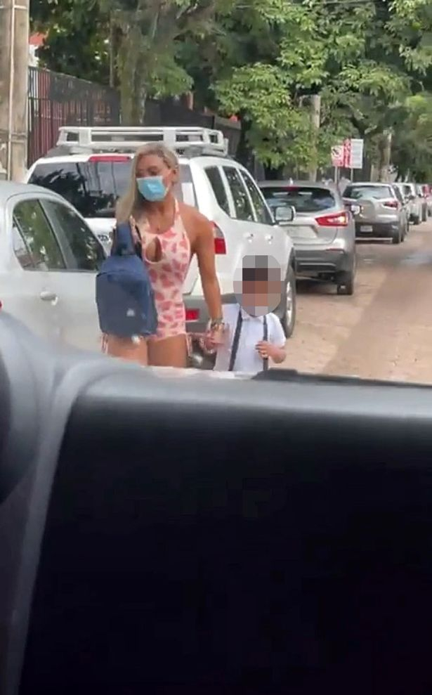 Разголена майка цъфна в училището на сина си, но бе порицана от... СНИМКИ 18+