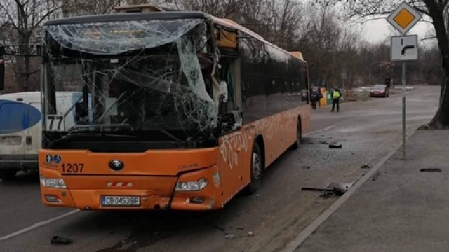 Меле между автобус 77, камион и кола в София СНИМКИ