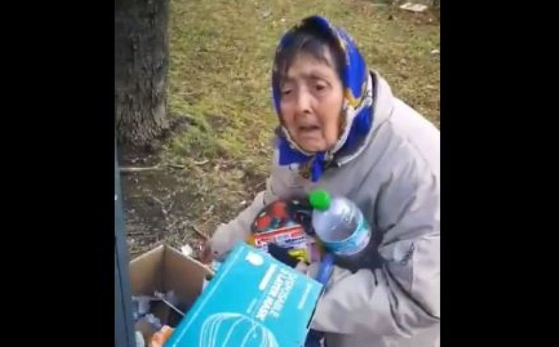 ВИДЕО на плачеща пенсионерка, която рови из боклука за маски и храна, разтърси мрежата