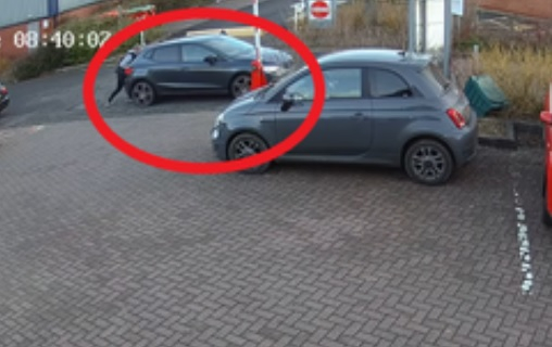 Зрелищно ВИДЕО: Мъж успя с голи ръце да спре движещ се автомобил