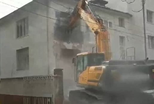 Багер започна да руши сграда в "Красно село" в София в 6 часа сутринта, съседите в шок ВИДЕО