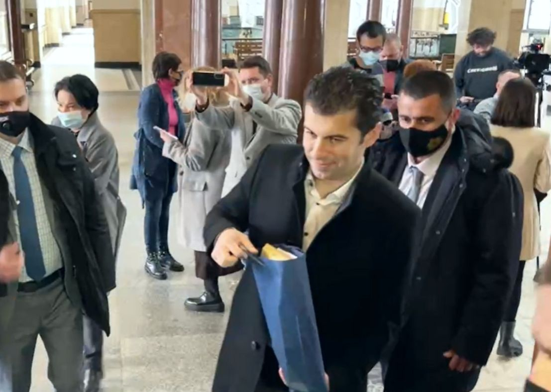 Петков отнесе списък с 19 имена на Прокуратурата и огласи 4 от тях! ВИДЕО