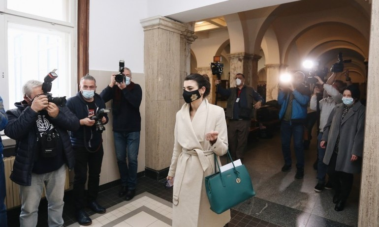 Лена Бориславова отнесе в прокуратурата "черния списък" в скъпарска модна чанта СНИМКИ