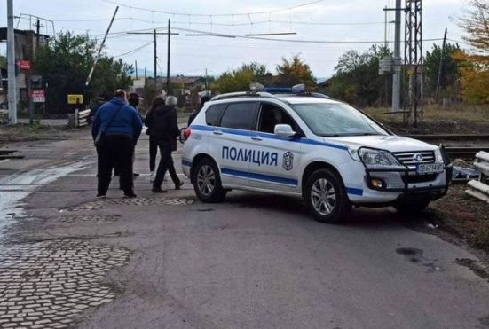 Само в БЛИЦ! Страшен екшън - полицаи преследват голяма тумба бежанци насред София 