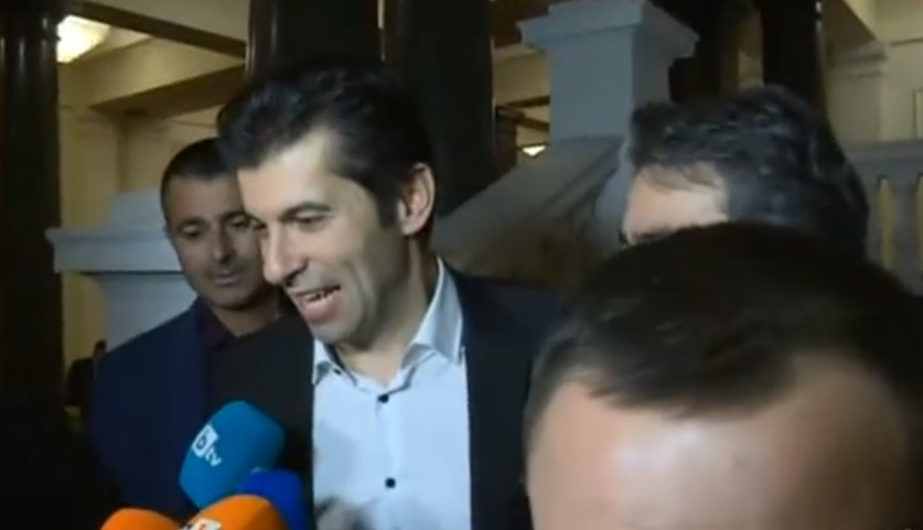  Петков и Василев с извънреден брифинг в парламента, ето какво се е случило ВИДЕО