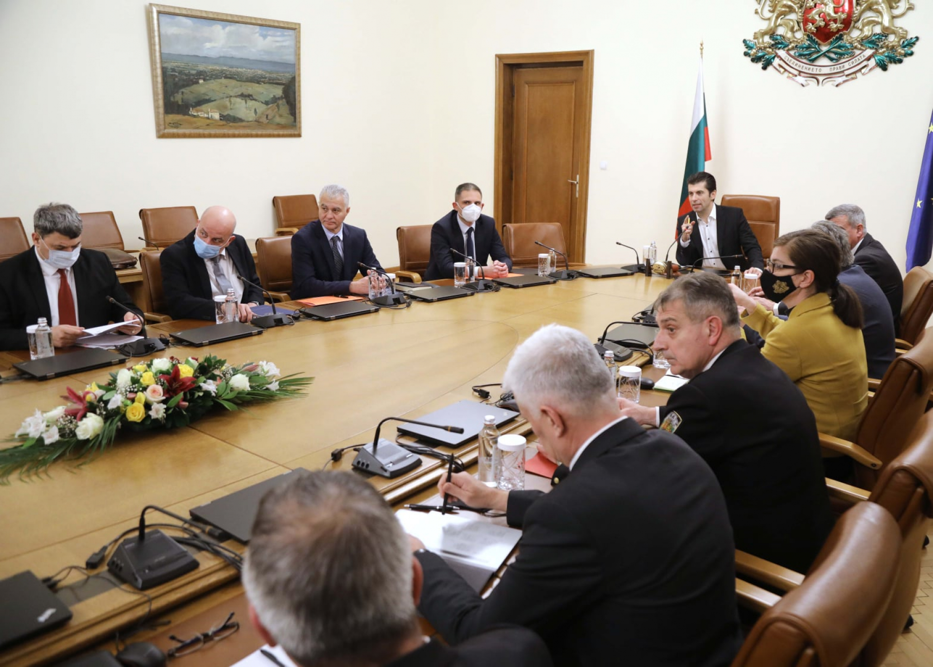 Петков извънредно събра министрите! Подготвят план при война между Русия и Украйна