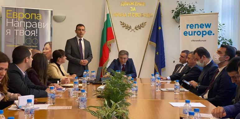 Карадайъ: Демокрацията е в риск 