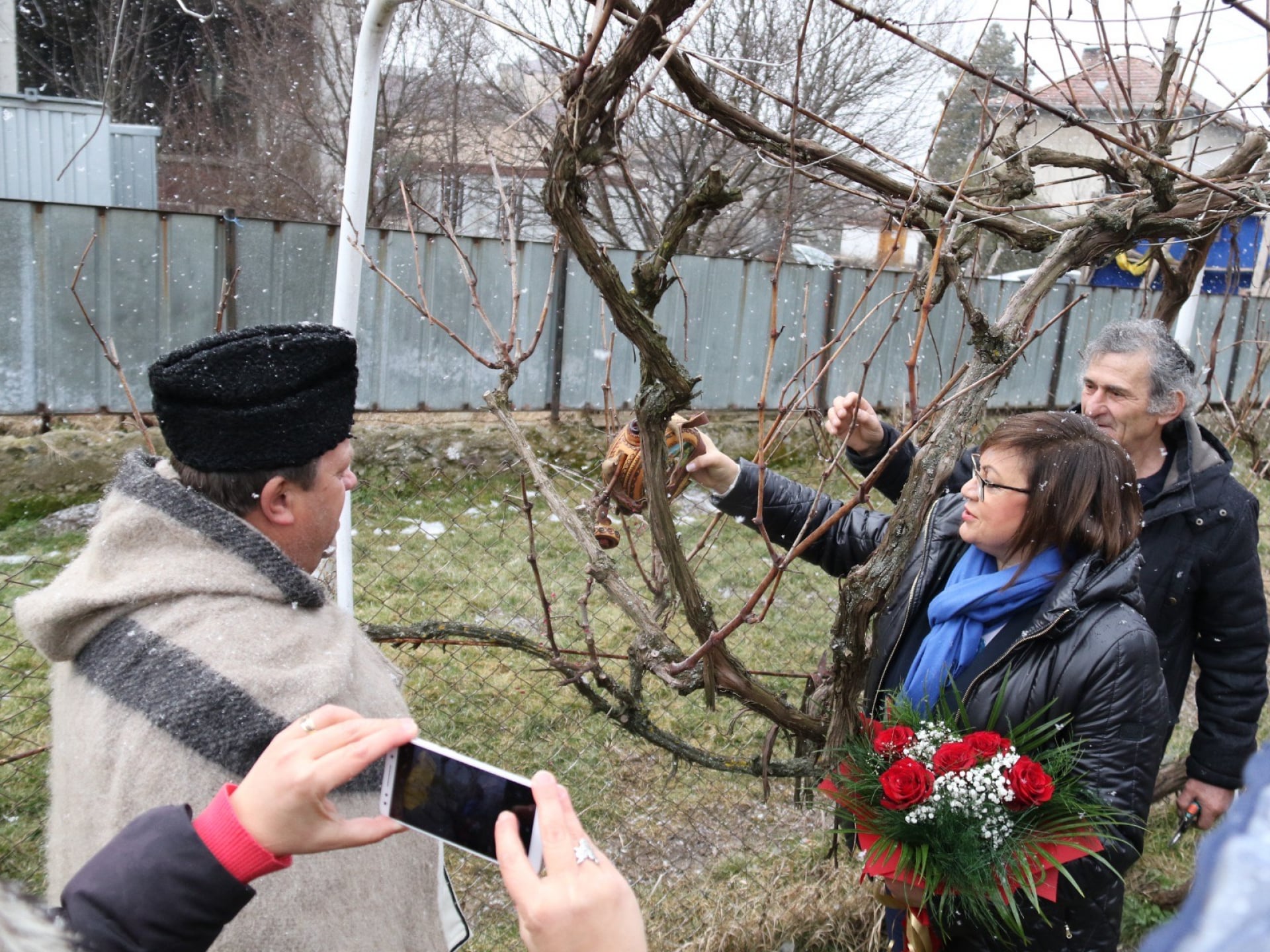 На Трифон Зарезан Корнелия Нинова заряза ритуално лозите в Лесново