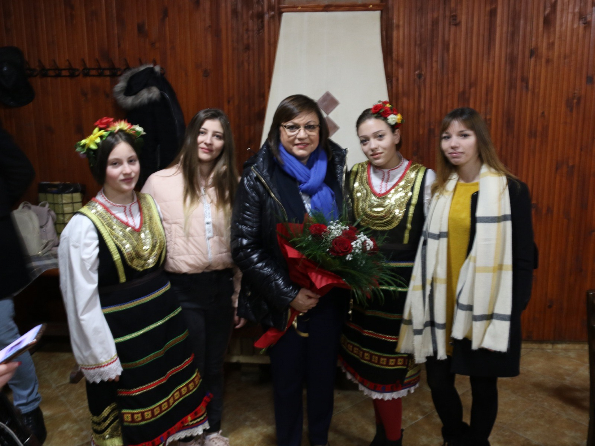 На Трифон Зарезан Корнелия Нинова заряза ритуално лозите в Лесново