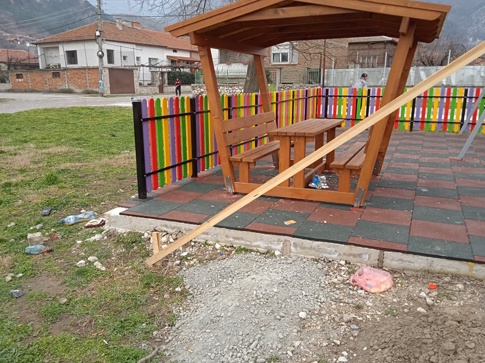 Това е прекалено! Направиха немислимото на детска площадка в Кричим СНИМКИ