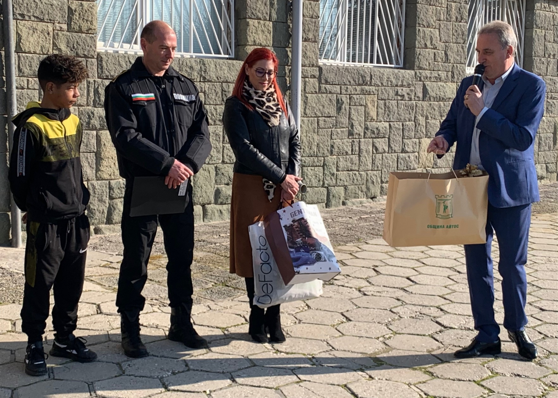 Грамота и торта за Исус от Айтос, който намери и върна портфейл ВИДЕО
