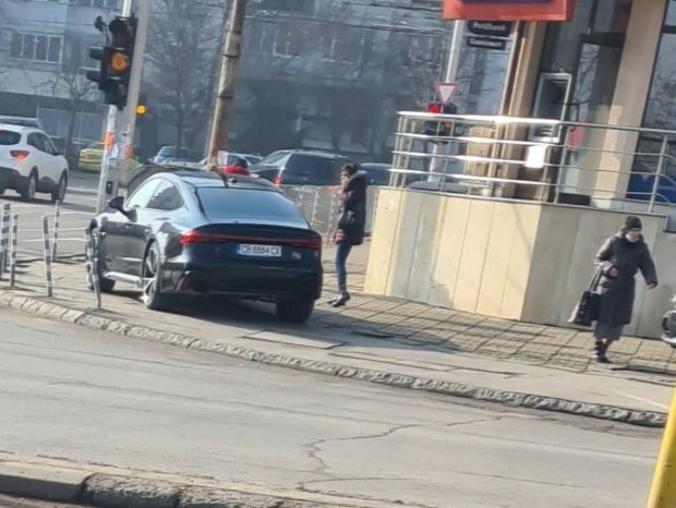 Столичанин с мощна черна лимузина потресе кв. "Люлин" СНИМКА